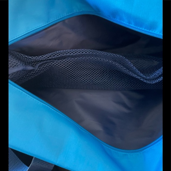 DSW Large Two Tone Blue Tote with Interesting Pockets - Picture 4 of 12